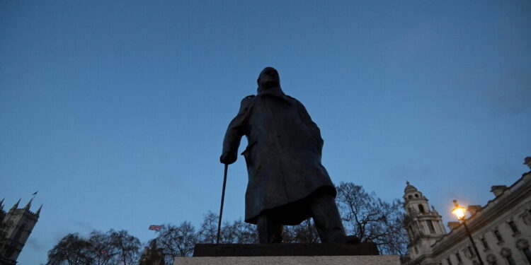 La statua di Churchill a Londra imbrattata con la scritta ‘criminale sionista’