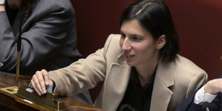 Schlein: ‘Sui dazi Meloni difenderà l’Italia o Trump?’. Urso: ‘Cautela e responsabilità’