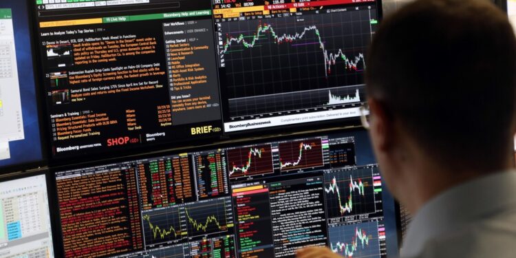 Borsa: Milano si consolida a +0,94% con le banche e Prysmian