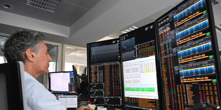 Borsa: Milano poco mossa, pesano Mps e Mediobanca