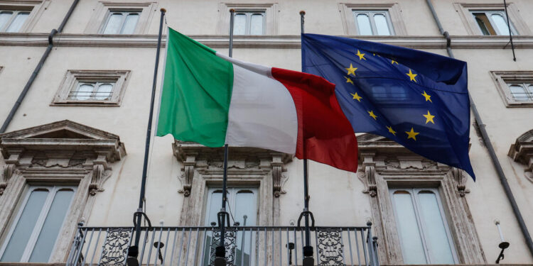 Meloni convoca una riunione di governo: “Italia vicina agli iraniani che chiedono rispetto dei diritti”