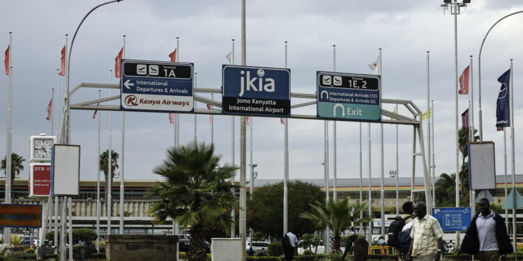 Voli bloccati in Kenya, disagi anche per decine di turisti italiani