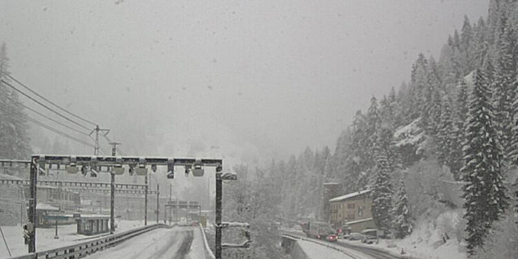 Polizia, ‘evacuate circa 30 persone dal treno deragliato in Svizzera’