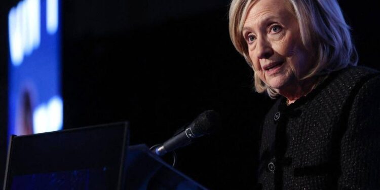 Caso Epstein, Hillary Clinton accusa l’amministrazione Trump di “insabbiamento”