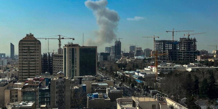 Usa e Israele attaccano l’Iran, Teheran risponde con missili: Medio Oriente in fiamme, è scontro totale. Un morto ad Abu Dhabi