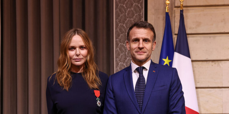 A Stella McCartney la Legion d’honneur dal Presidente Macron