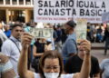 Protesta a Caracas per chiedere di aumentare salario minimo e pensioni