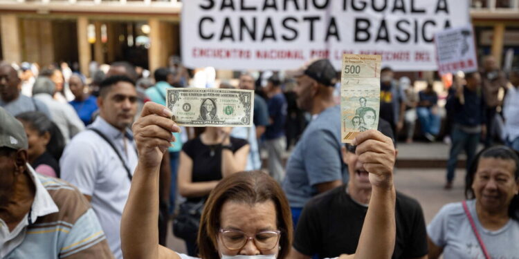 Protesta a Caracas per chiedere di aumentare salario minimo e pensioni