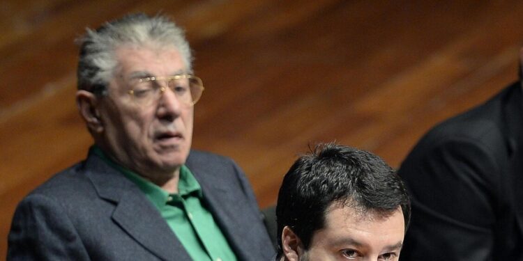 Coro a Pontida contro Salvini, ‘molla la camicia verde, vergogna’