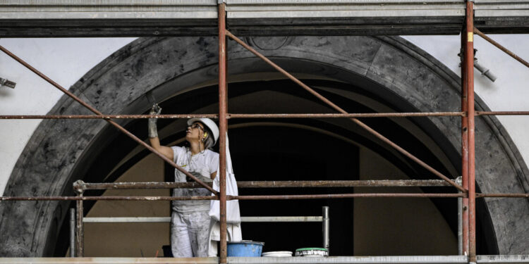 Istat, nel 2025 occupazione sale al 62,5%, disoccupazione giù al 6,1%