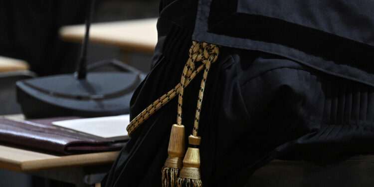 Costretta a servire caffè e licenziata in maternità, giudice la reintegra