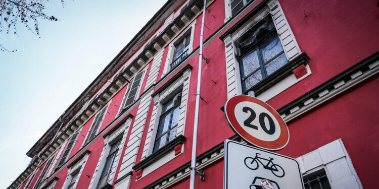 Antagonisti davanti all’Askatasuna, slogan contro le forze dell’ordine