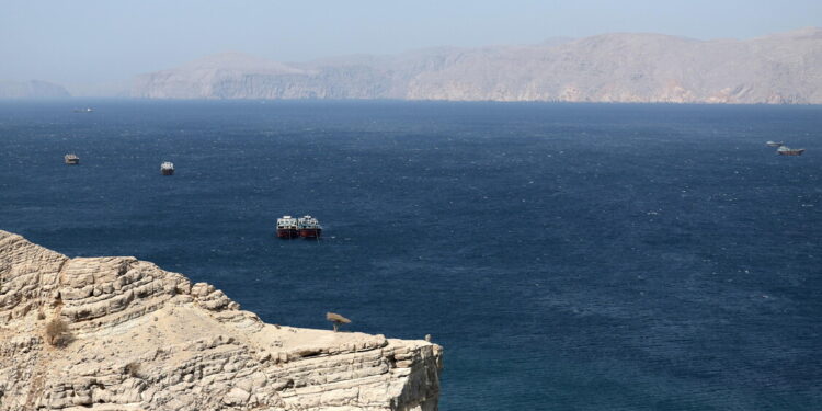 Emirati, affondato rimorchiatore a Hormuz 3 marinai dispersi