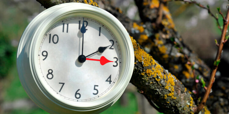 Cambio dell’ora legale permanente contro l’aumento delle bollette, iter alla Camera