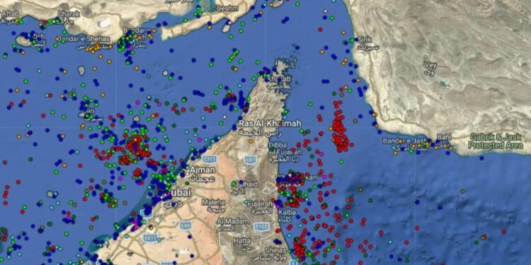 Il traffico navale nello stretto di Hormuz quasi azzerato