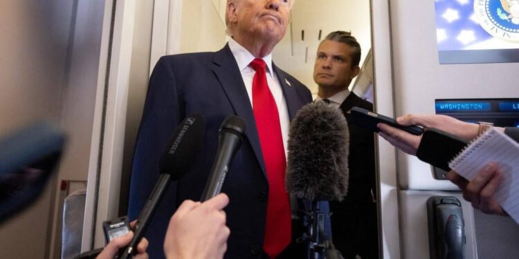 Navi Usa in fiamme e propaganda, Trump: “L’Iran vince le guerre solo con l’IA”