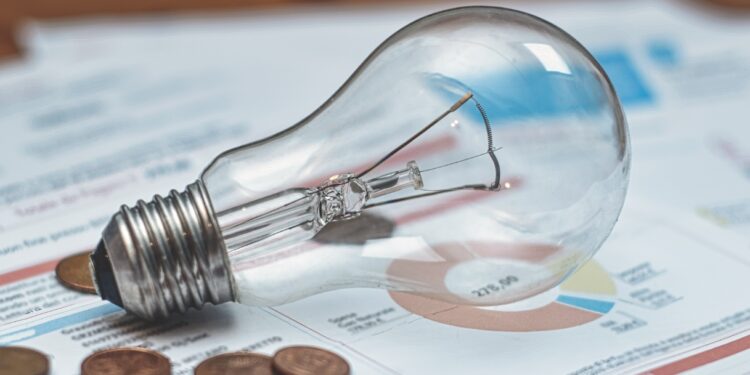 Bollette e spesa, aumenti da 818 euro con la guerra in Iran: interviene il Governo