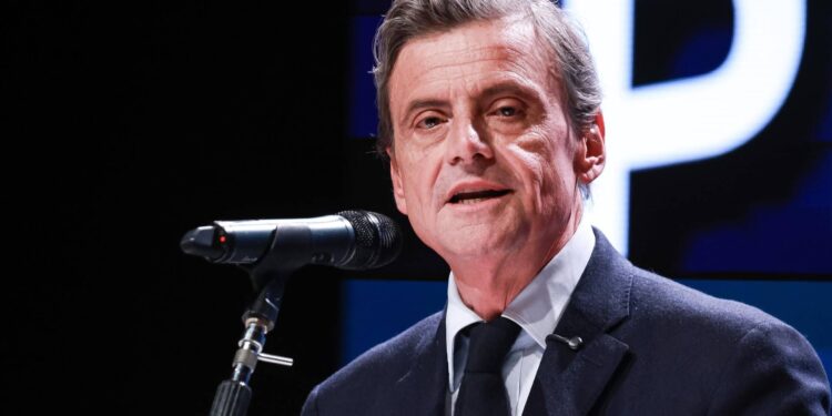 Calenda cancella ChatGPT: “Scelta politica, è dalla parte di Trump”