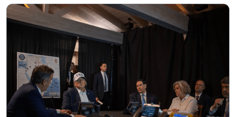 Trump nella ‘situation room’ ma non è alla Casa Bianca: lo scatto a Mar-a-Lago