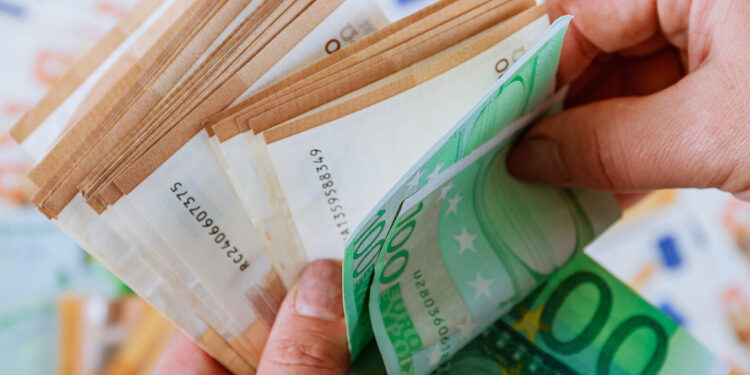 Oltre 5.000 miliardi fermi sui conti: perché famiglie e risparmiatori continuano a scegliere la liquidità