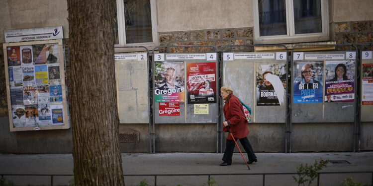 Francesi alle urne per i sindaci, a Parigi favorito l’erede di Hidalgo