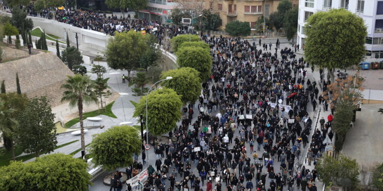Manifestazioni a Cipro contro le basi Gb, ‘vanno chiuse’