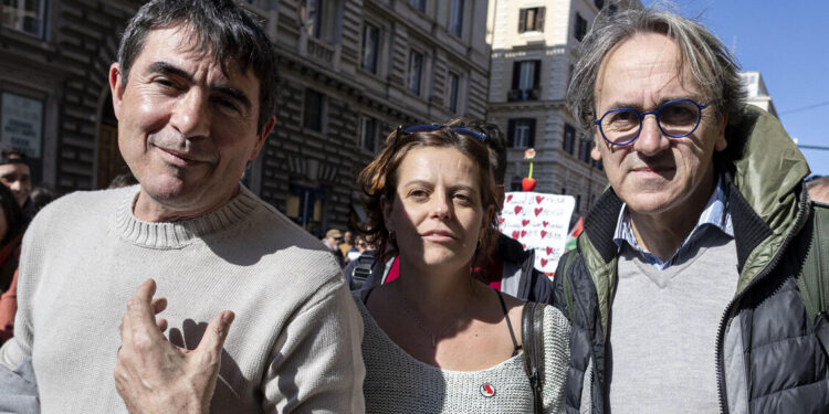 Controllo di polizia per Salis: “Perquisita in hotel. Siamo in un regime”.  A Roma il corteo No Kings