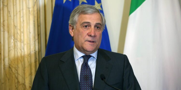 Tajani: “Passaggio dello stretto di Hormuz a chi rompe con Usa e Israele”