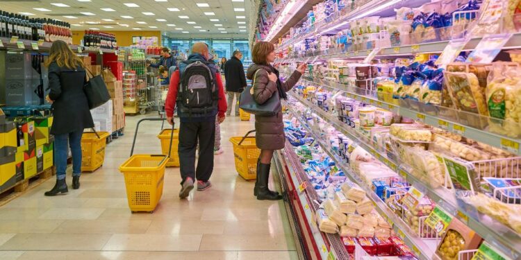 Inflazione in aumento, rincari fino a +700 euro all’anno per le famiglie