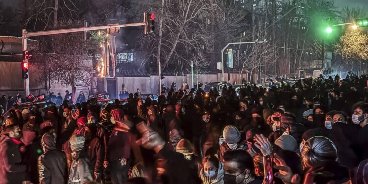 Iran International: “Infermiere stuprate e torturate per cure a manifestanti feriti durante le proteste”