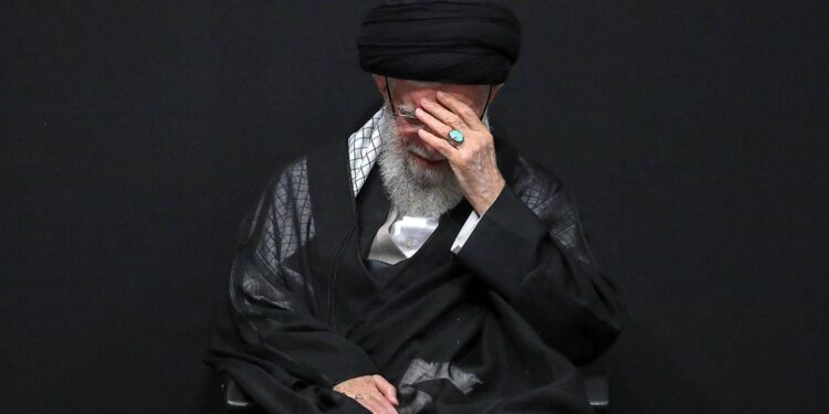 Figlio e successore di Khamenei “curato per mesi in Uk per impotenza”: il documento degli 007 Usa