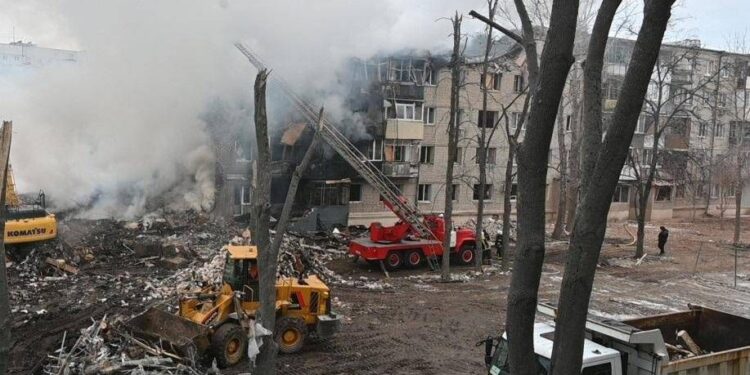 Ucraina, Peskov: “Trump non ha posto condizioni per cessate il fuoco”. Russia attacca ancora con missili e droni: colpite Dnipro e Kharkiv