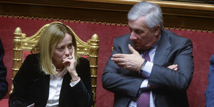 Iran, Meloni agli italiani: “Siate prudenti”. Tajani: “Se situazione peggiora evacuazione in poche ore”