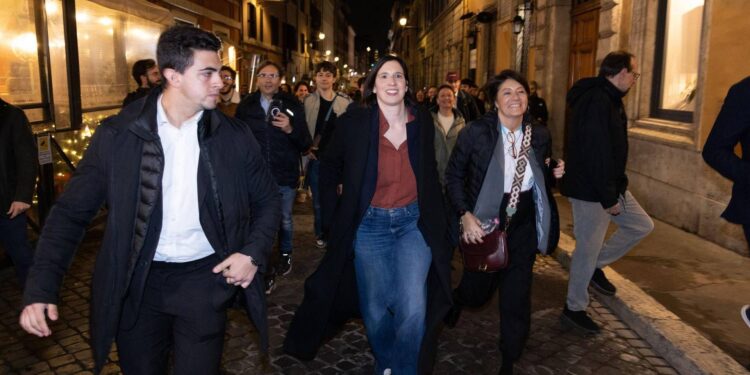 Referendum, la festa di Schlein in piazza tra selfie, cori e una promessa: “Batteremo Meloni”