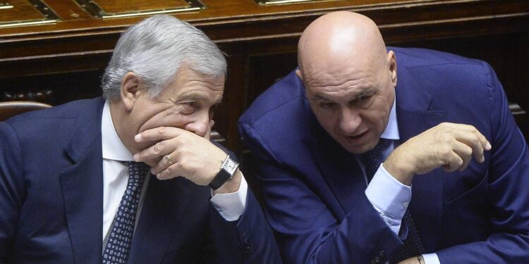 Iran, oggi Tajani e Crosetto in Parlamento. Opposizioni in pressing: “In Aula venga Meloni”