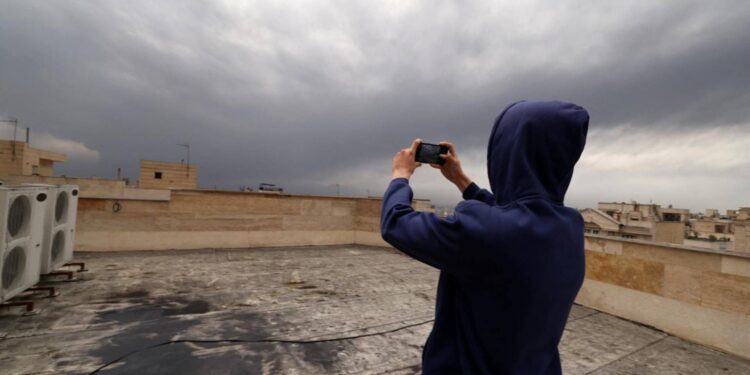 Allarme in Iran: “Rischio piogge acide dopo raid su raffinerie, restate a casa”