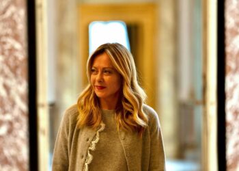 Meloni: ‘Non a mio agio se i leader religiosi fanno quel che dicono i politici. Solidarietà al Papa’