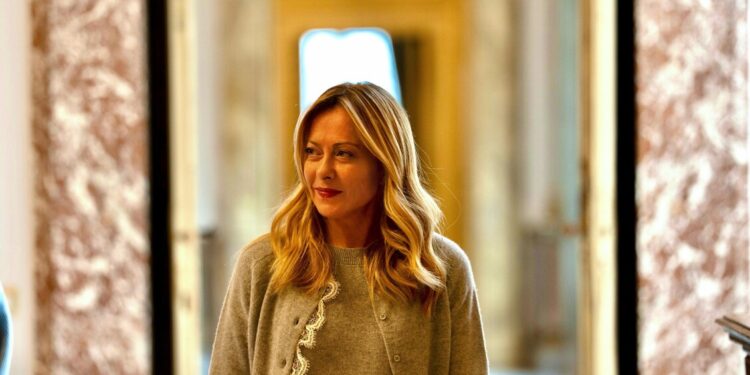Meloni: ‘Non a mio agio se i leader religiosi fanno quel che dicono i politici. Solidarietà al Papa’