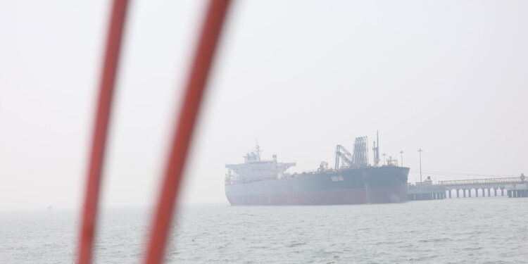 Nave attraversa Hormuz dichiarando di avere un ‘proprietario francese’