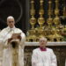 Il Papa nella basilica di San Pietro battezza dieci adulti