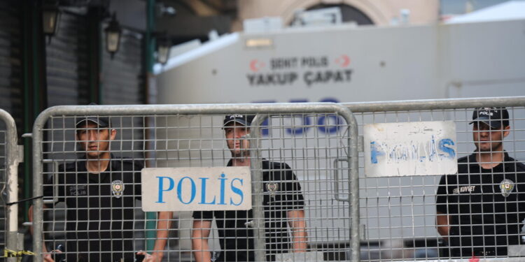 Sparatoria con 7 feriti in liceo turco, trattative in corso con attentatore