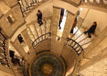 Borsa: Milano debole (-0,6%), flop di Cucinelli e Unicredit