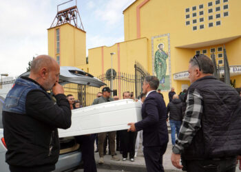 Una bara bianca e corone di fiori per l’addio a Fabio vittima innocente