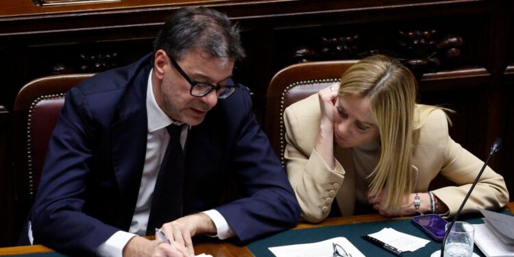 Italia a rischio recessione, l’allarme di Giorgetti e il piano anti crisi