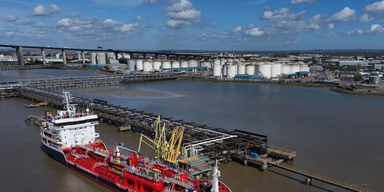 Media, 8 petroliere hanno obbedito all’ordine Usa di invertire rotta