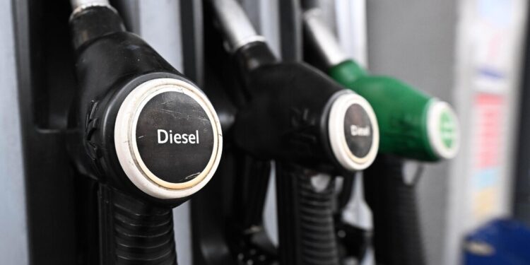 Mimit, prezzo medio gasolio sopra i 2 euro, self benzina a 1,763