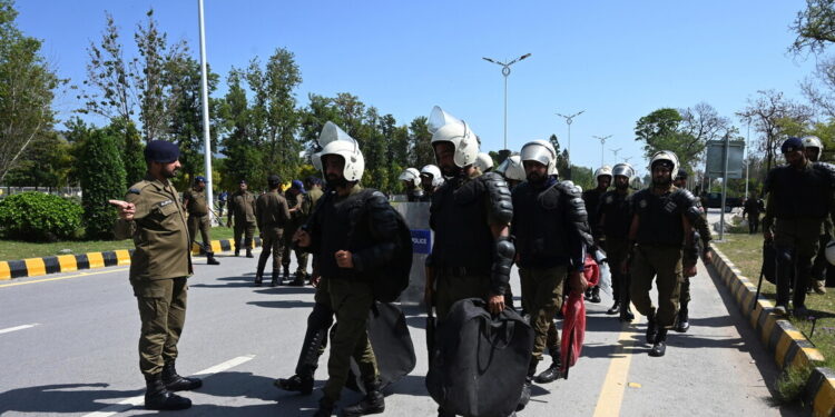 Islamabad si blinda in vista dei colloqui di pace tra Usa e Iran, 10 mila agenti in campo