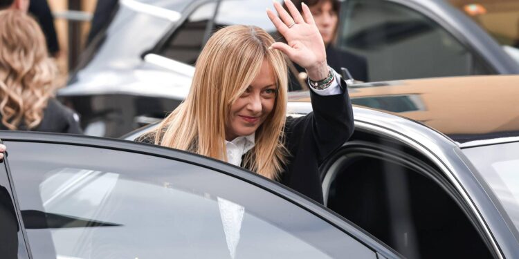 Meloni nel Golfo: “No visita simbolica, energia a rischio se situazione peggiora”