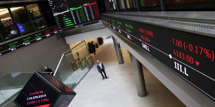 Borsa: Europa e future Usa contrastati, occhi su Hormuz, Milano +0,15%