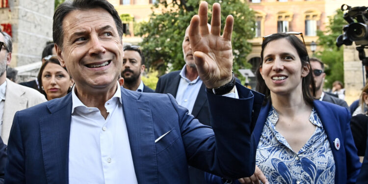 Il woke manda in tilt la sinistra, Conte sfida Schlein e la destra attacca